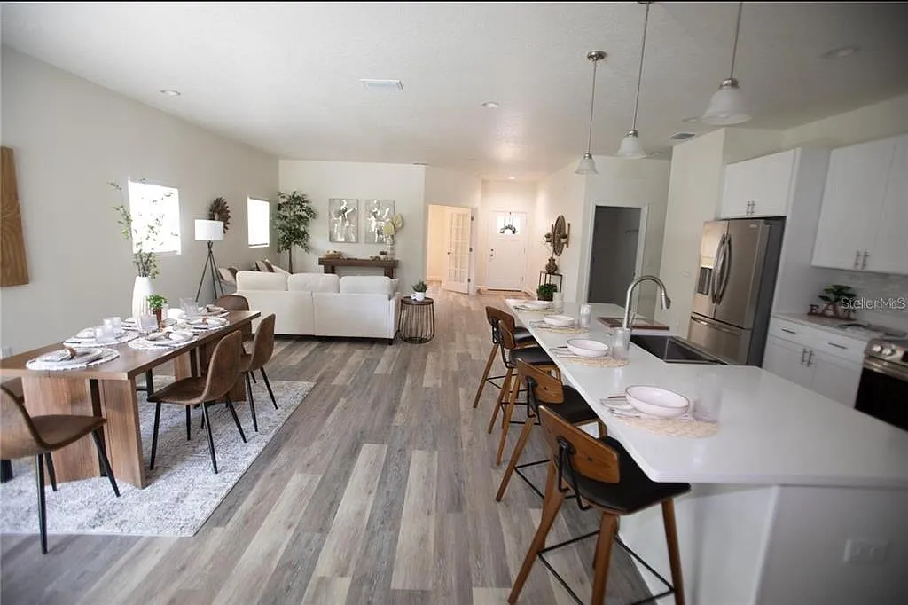 4 bed, 2.0 bath, 1897 sqft, $2,450 — Photo 2