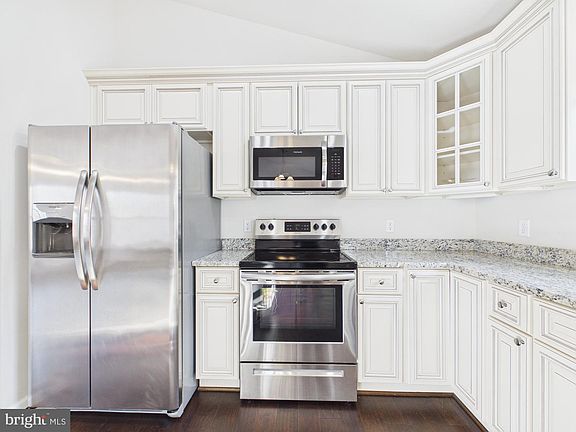 5th image of 8 Howard Cir