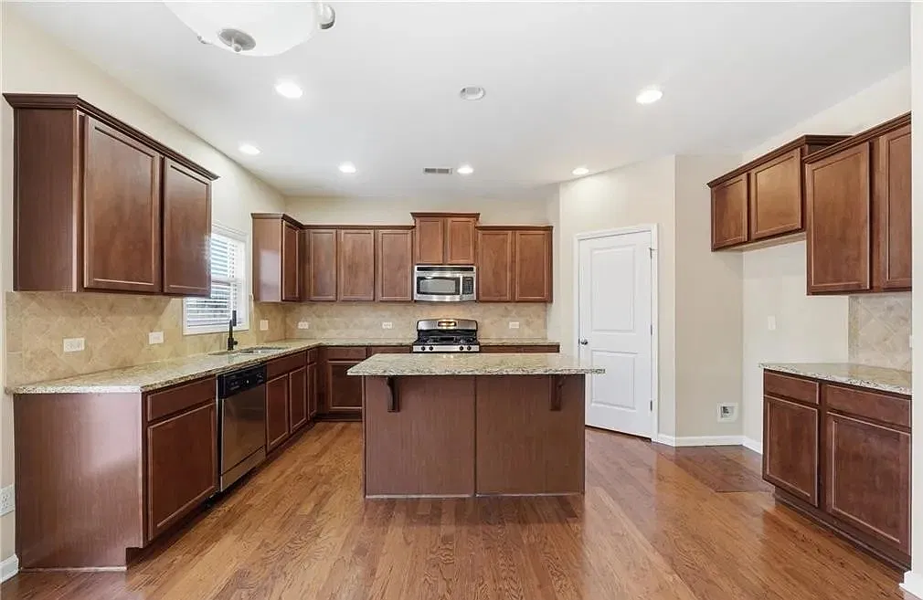 5 bed, 2995 sqft, $2,800 — Photo 3
