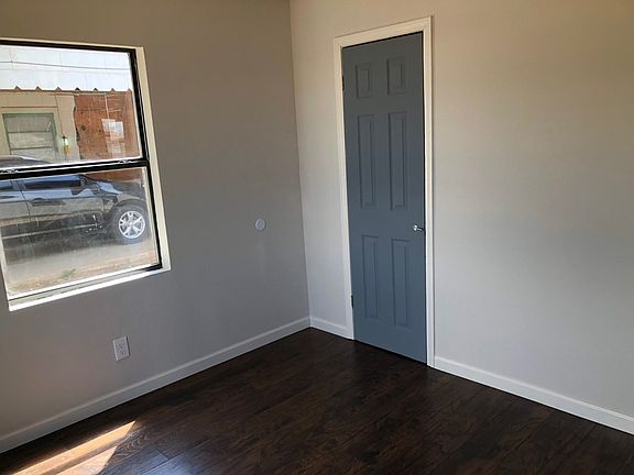 2nd image of 1300 Lynn Ave