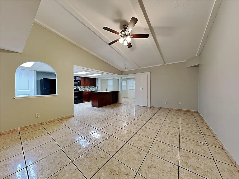 1504 Carnation Dr — Photo 2