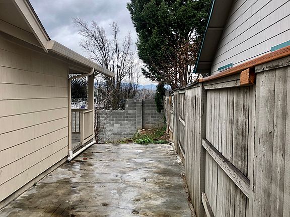 5th image of 163 Country Hill Dr