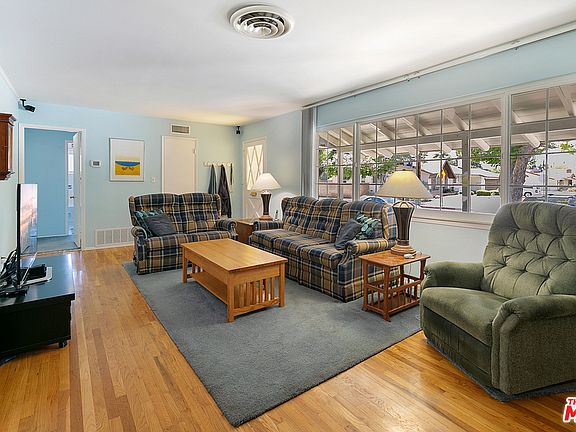 4th image of 8514 Owensmouth Ave