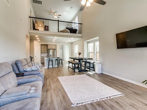 4th image of 2820 Lolita Way