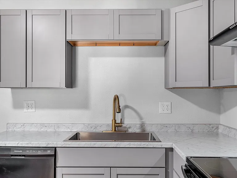 107 E Elm St — Photo 12