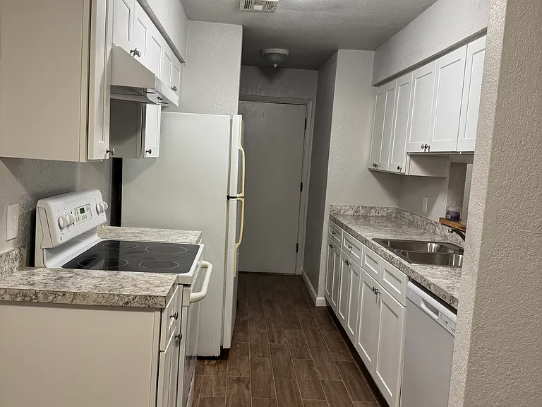 1905 S Southwest Blvd W #1905 — Photo 7