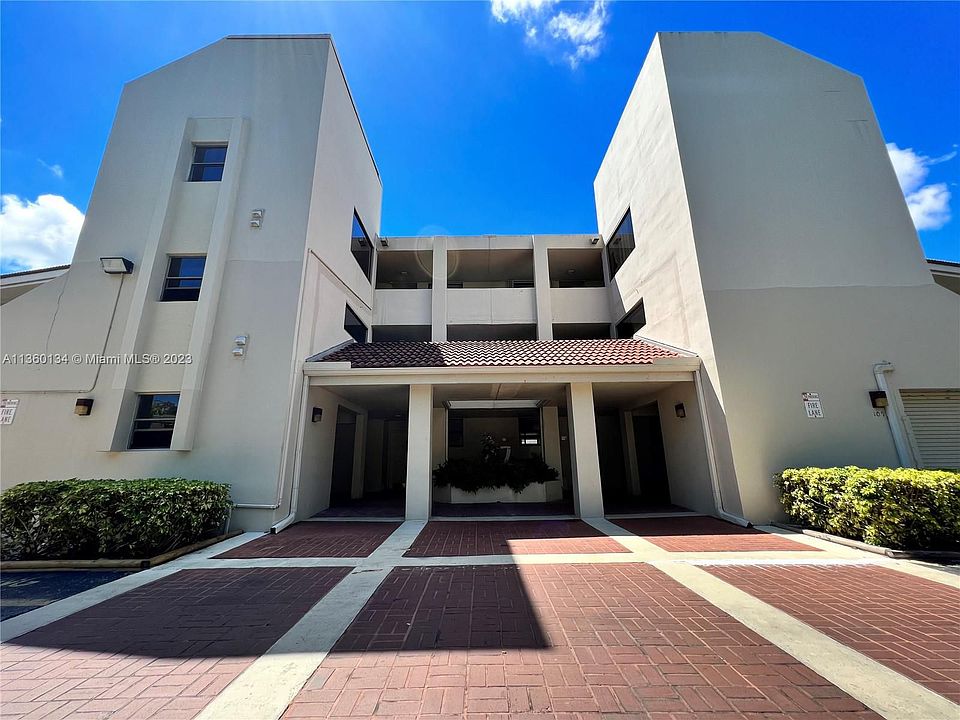 1st image of 109 Lake Emerald Dr APT 209
