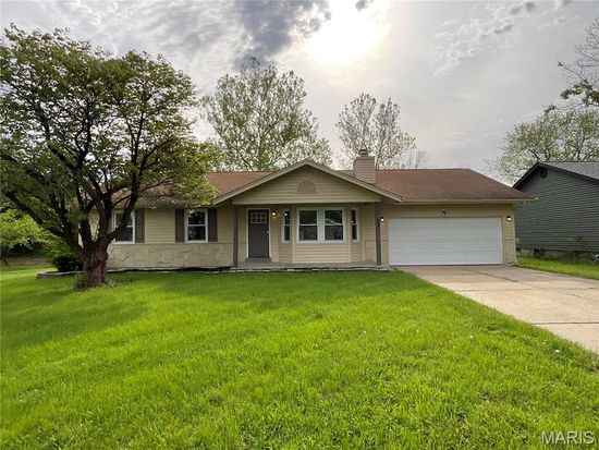 38 N Lang Dr, O Fallon, MO 63366