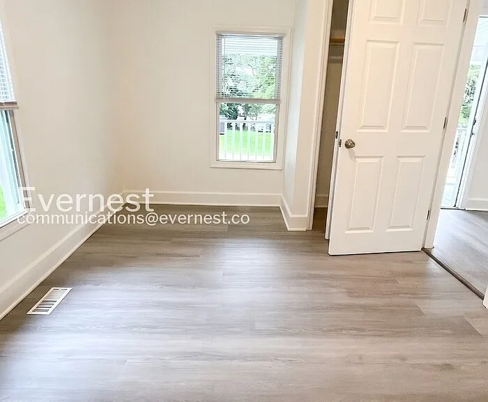 317 W 23rd St — Photo 9