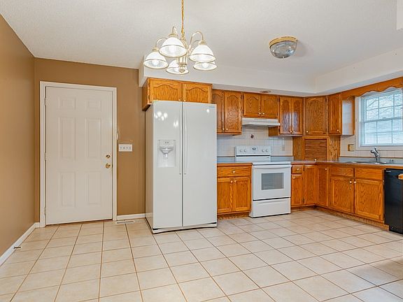5th image of 631 Wimbledon Pl