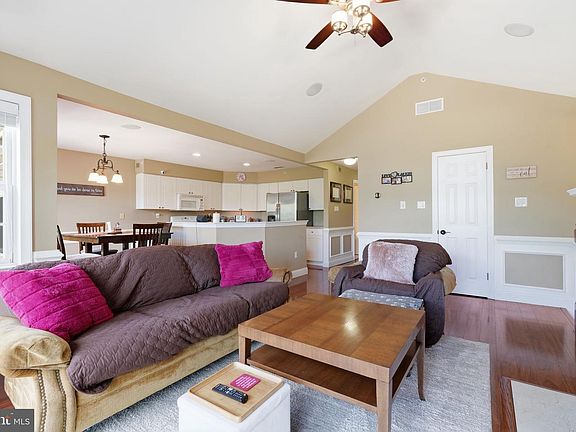 4th image of 307 Alexander Ct