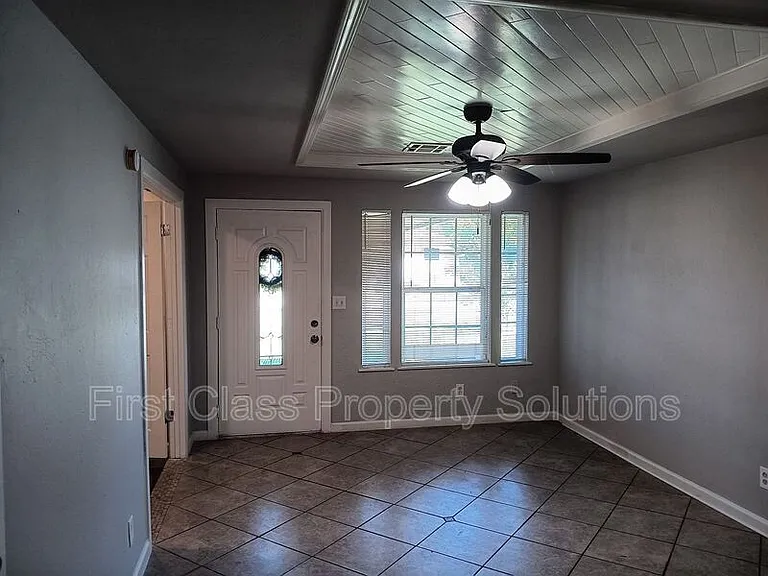 1205 S Howard Ave — Photo 3