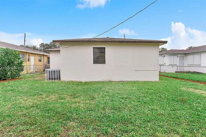 1950 NW 57th St — Photo 10