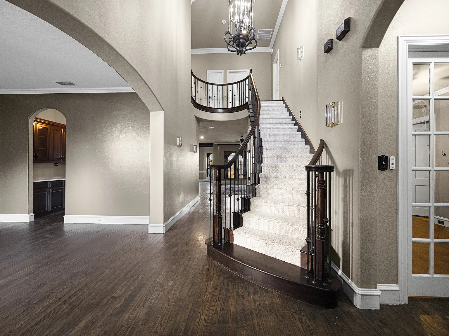 5 bed, 3.5 bath, 3854 sqft, $7,500 — Photo 3