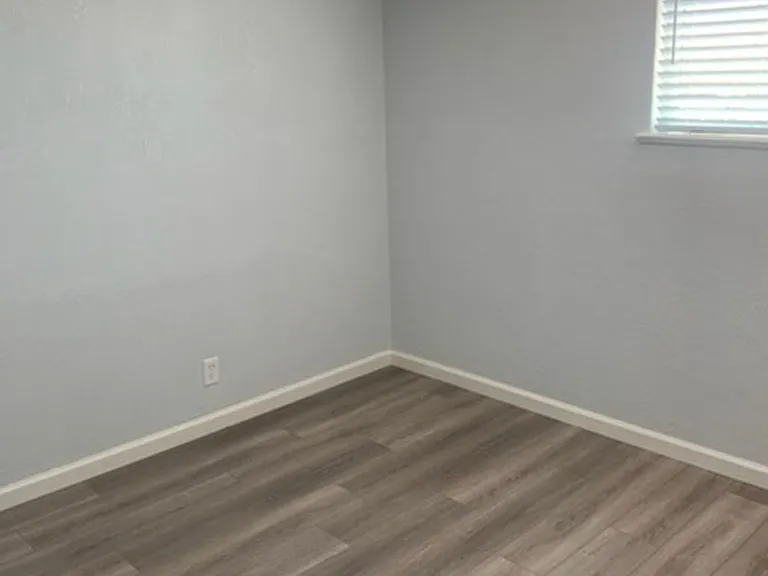 Beautifully Renovated 2 bedroom in Aurora- Near Stanley Marketplace! — Photo 3