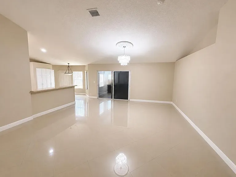 1481 SW Jacksonville Ave — Photo 6
