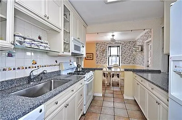 Sold by Exclusive Properties Sotheby's International Realty | media 27
