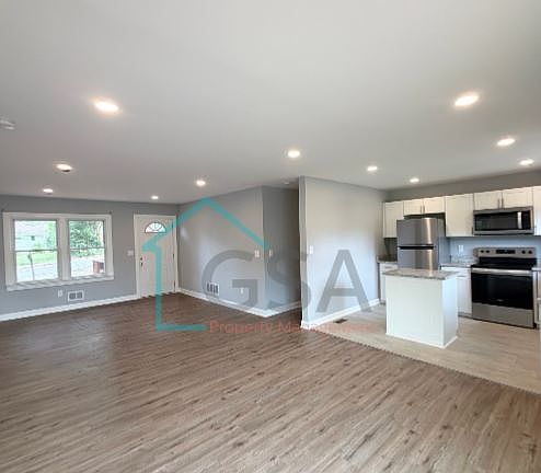 4th image of 15 Penrose Ave