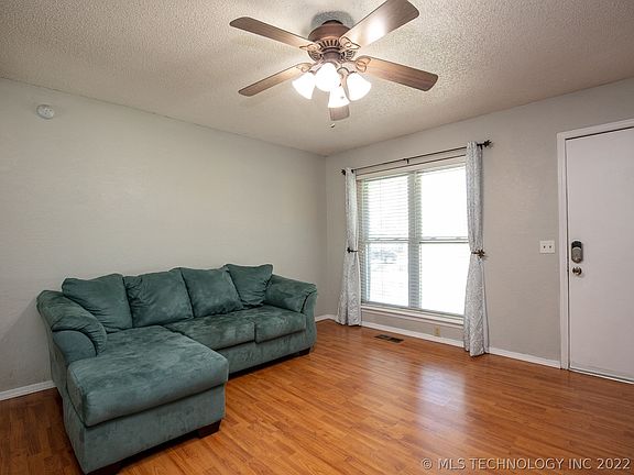 5th image of 220 E Glenpool Blvd