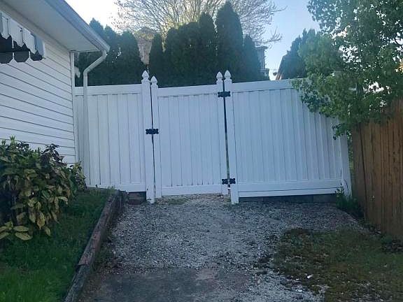 5th image of 137 Hillside Ave