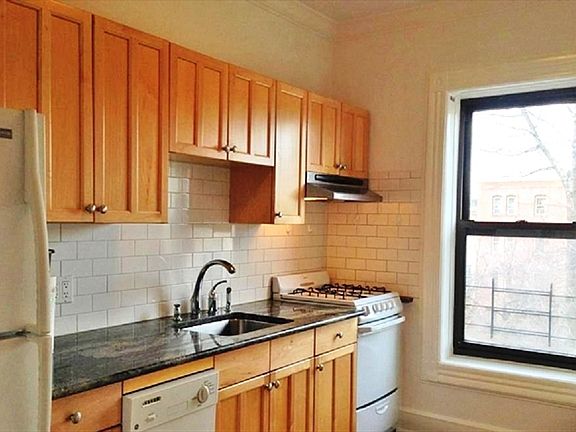3rd image of 817 Lincoln Pl APT 2