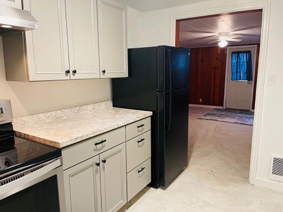 3rd image of 2416 1/2 11th Ave N #Basement