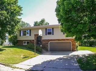 821 S 11th St, La Crescent, MN 55947