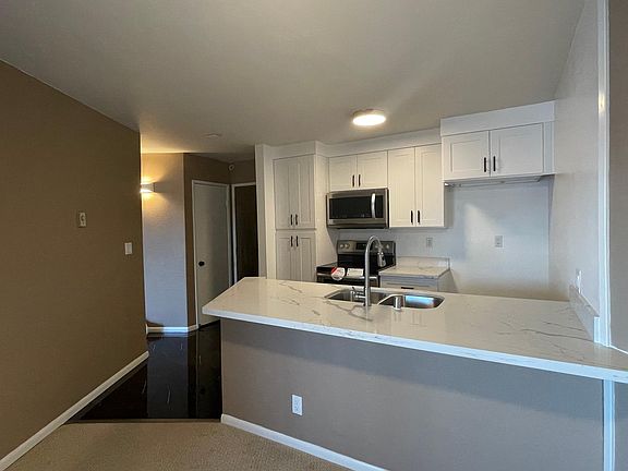 5th image of 630 The Vlg Unit 303