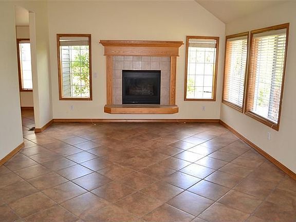 5th image of 1831 SE Bronzewood Ave