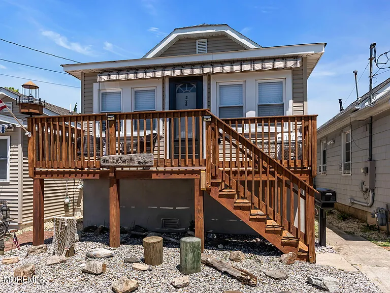 226 Dupont Ave — Photo 2