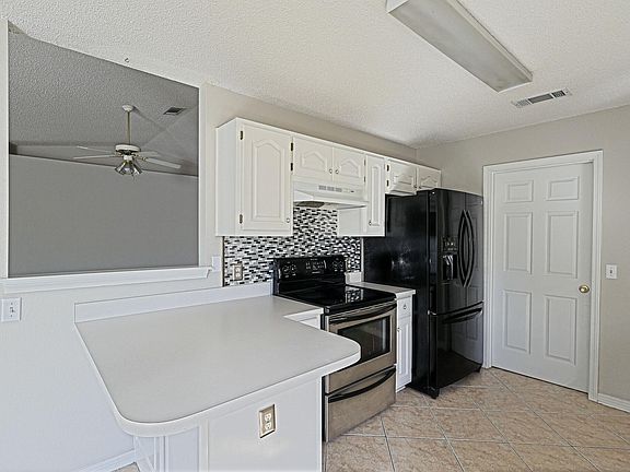 3rd image of 34 Stowe Rd