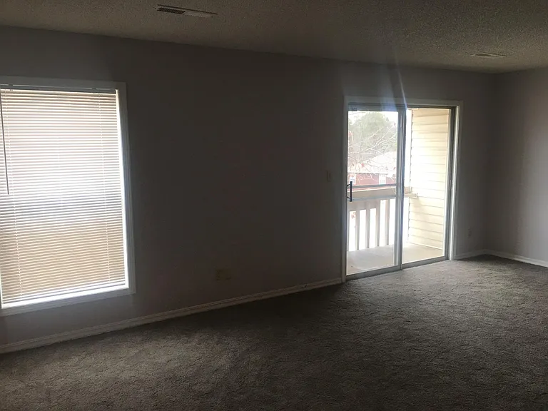 102 Deer Ln — Photo 2