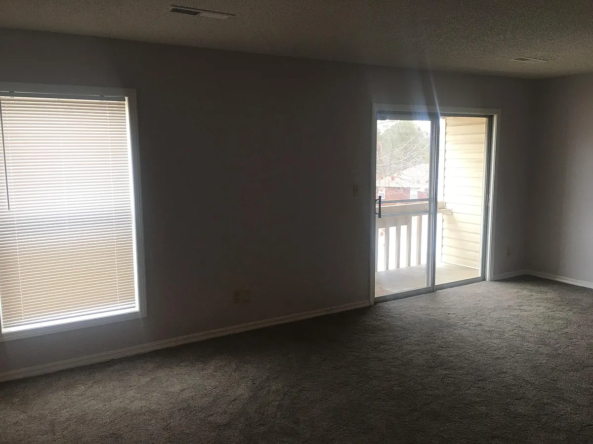 Building Photo - 102 Deer Ln