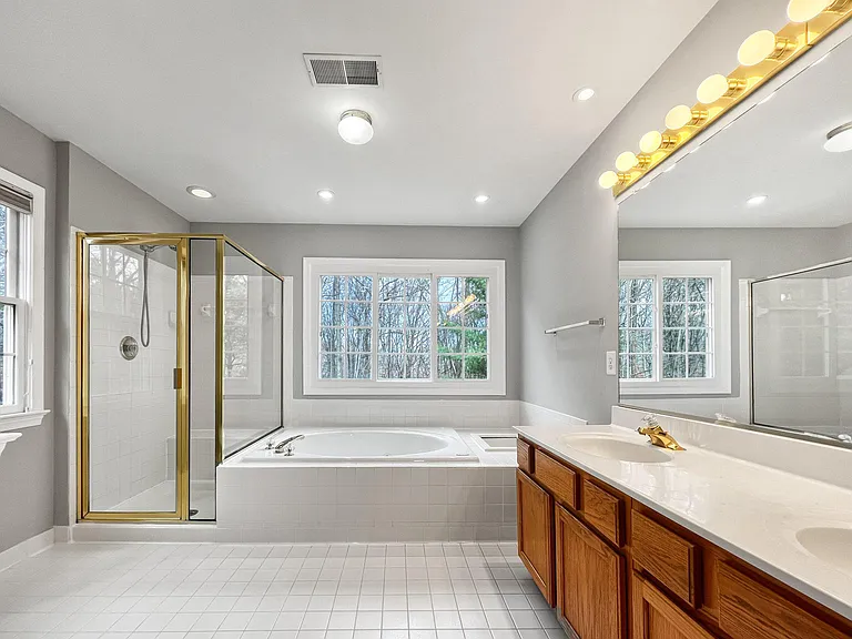 214 W Locust St — Photo 24