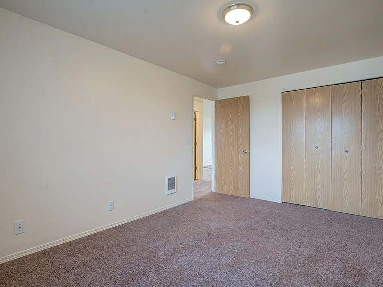 ELLSWORTH SQUARE APARTMENTS — Photo 22
