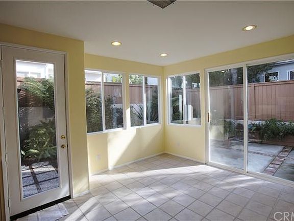 9' ceilings with generous use of windows create a dinning area to appreciate the garden.