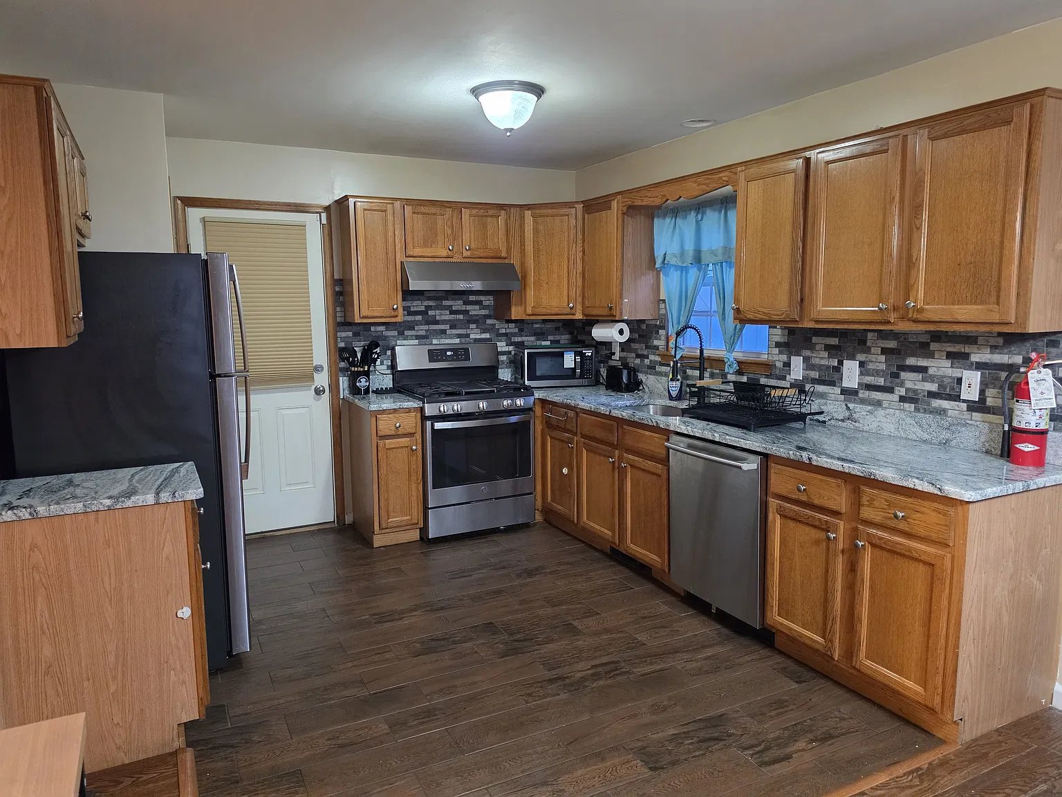 3 bed, 1.5 bath, 1962 sqft, $2,200 — Photo 4