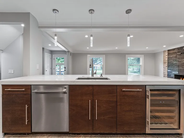 1054 Saxon Dr — Photo 8