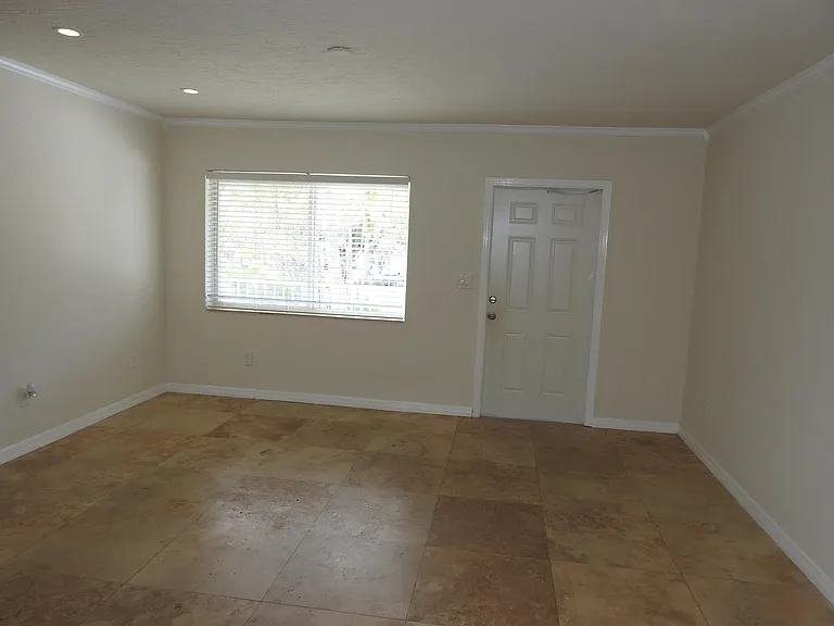 1872 NE 46th St #D11 — Photo 5