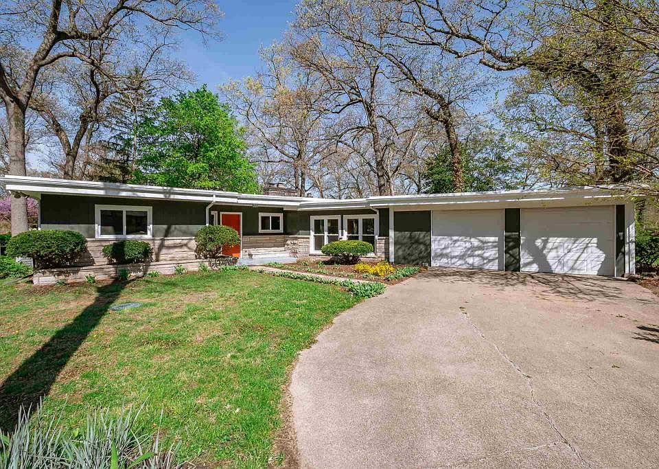 1st image of 19140 N Oakmont Dr