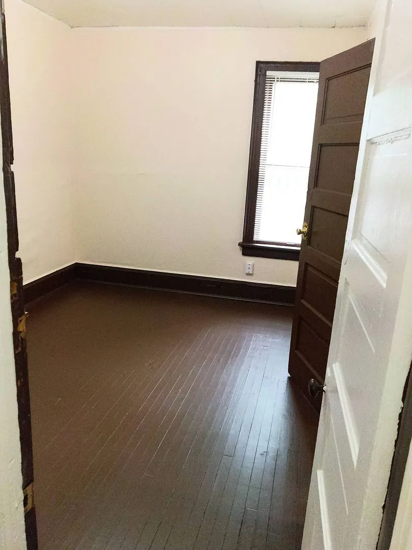 1609 W Meinecke Ave, Milwaukee, WI 53206 Single family home has 4 bedrooms! — Photo 3