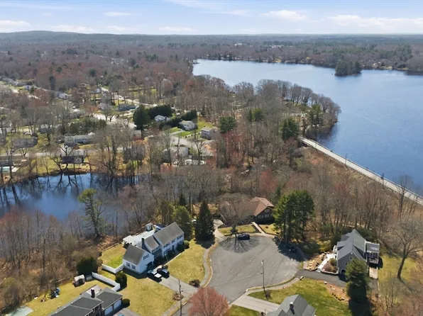 28 Lancelot Ct, Norwood, MA 02062