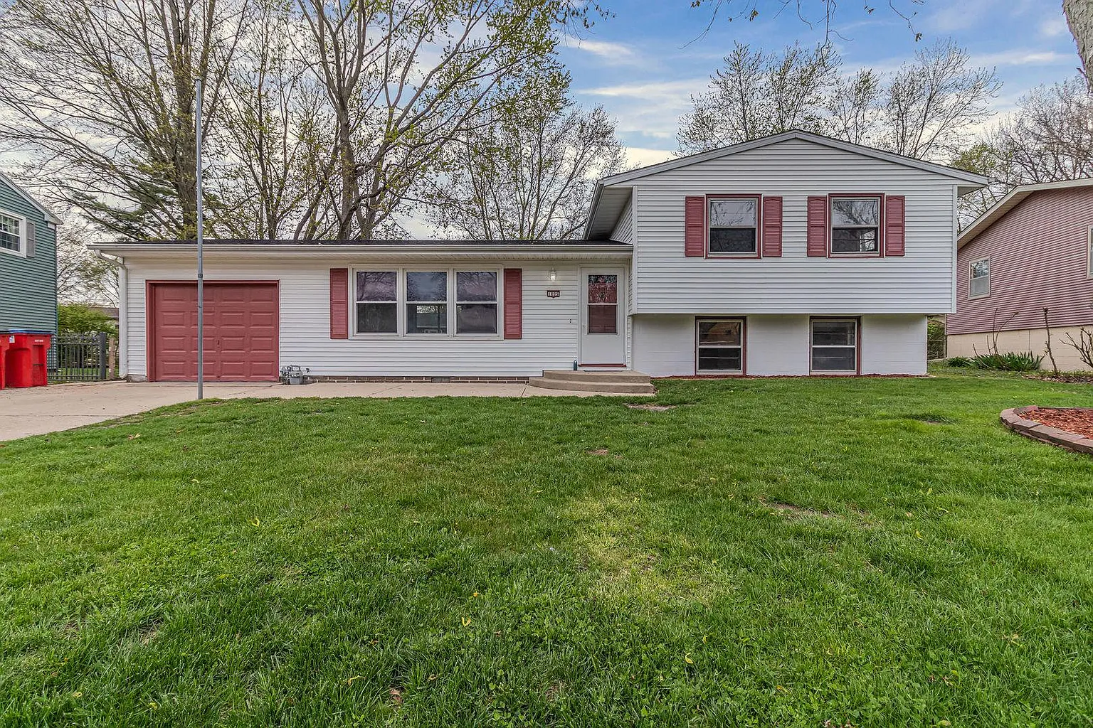 1805 Crescent Dr photo 1