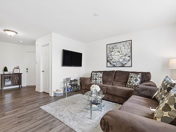 3rd image of 246 Wildmeadow Ln