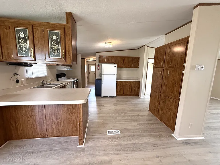 105 Kelsey Pkwy — Photo 2