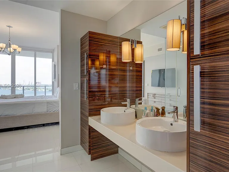 2020 N Bayshore Dr #1905 — Photo 43