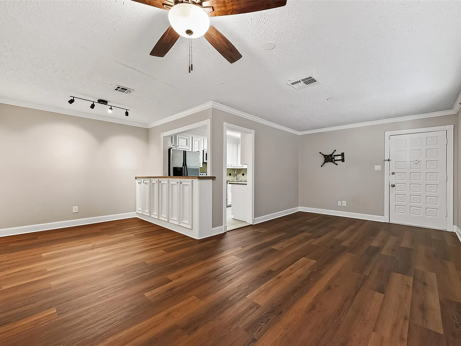 2 bed, 1.5 bath, 1300 sqft, $2,000 — Photo 4