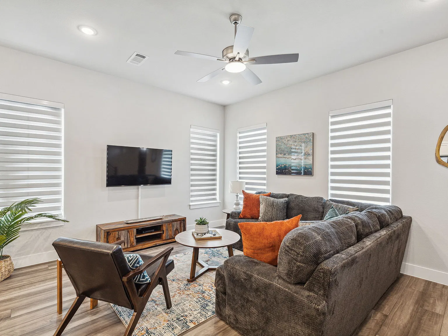 3 bed, 2.5 bath, 1738 sqft, $7,938 — Photo 4