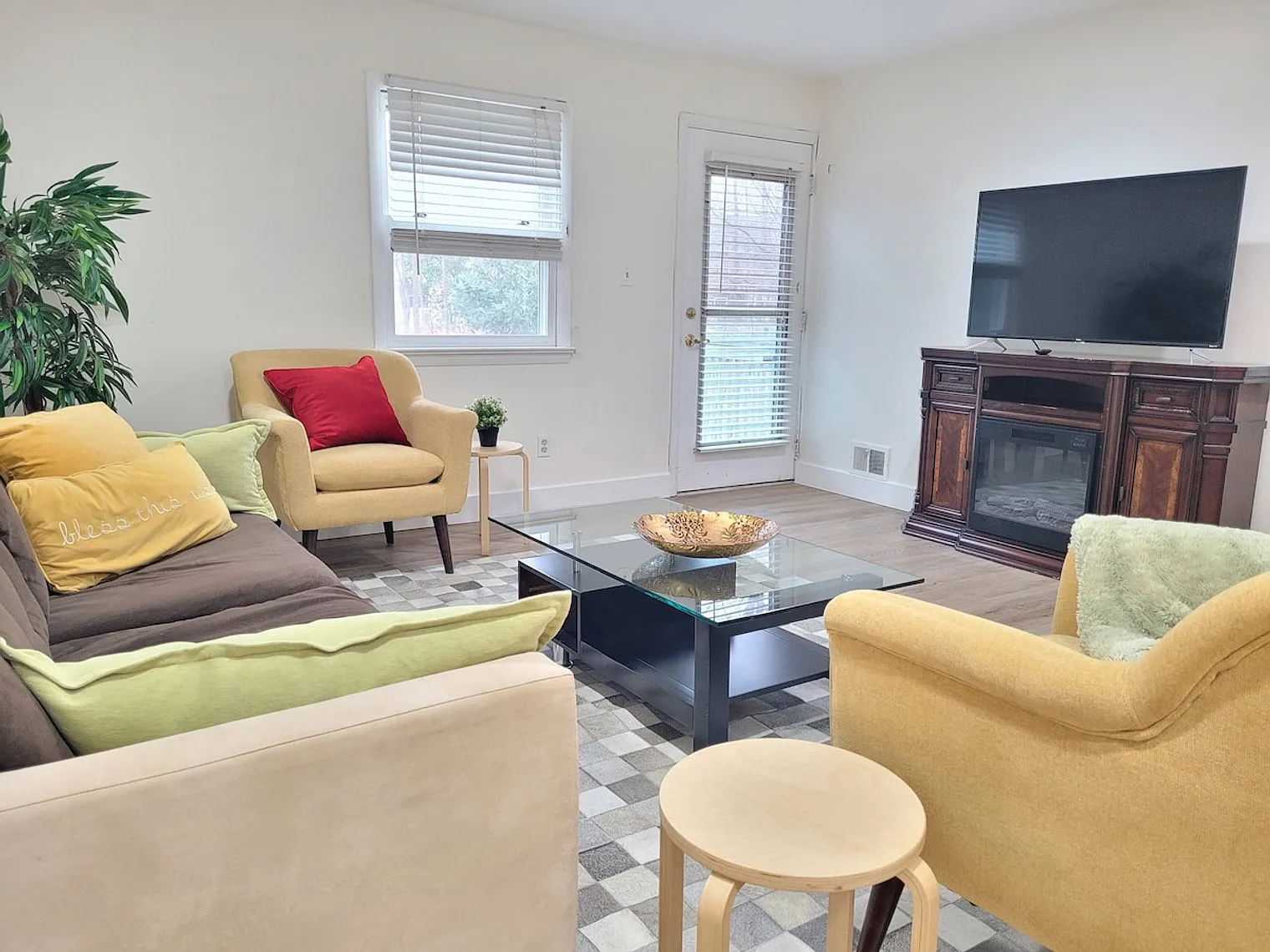 4 bed, 3.0 bath, $7,749 — Photo 1