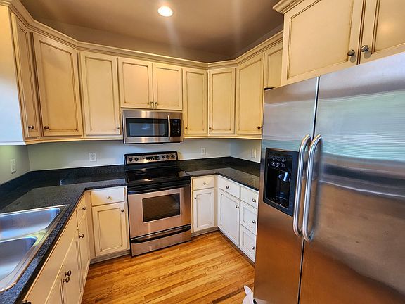5th image of 2500 21st Ave S #2213